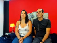 Somos una pareja apasionada, experimentada y de mente abierta. Ella tiene 34 años, es segura de sí misma, sensual y juguetona. Él tiene 40, es dominante, atento y sabe cómo generar verdadera tensión. Juntos creamos una química explosiva que se siente desde el primer minuto. Nos describen como intensos, auténticos e increíblemente conectados. Si vienes a vernos, no solo verás un espectáculo... experimentarás verdadera pasión, verdadero deseo y una pareja que disfruta de cada momento juntos.