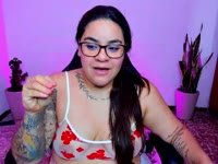Las conversaciones sobre experiencias sexuales me excitan enormemente; me encanta tocarme mientras me hacen vibrar; me gusta explorar todo mi cuerpo y experimentar con él.