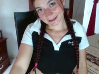 Soy una chica inocente  que irradia pureza y frescura en mi mirada y en mi sonrisa. Siempre  reflejo curiosidad y asombro ante el mundo que me rodea. Mis  ojos brillan por ti con una luz interior deseo y placer.