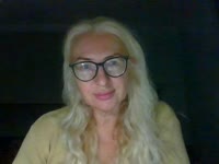 I’m a girl who balances calmness with a touch of playfulness. I enjoy feeling the rhythm of life, catching small moments and turning them into an atmosphere you want to stay in. I appreciate honesty, sincerity, and easy communication—it