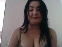 Quitarme la ropa es solo el primer paso, la forma de tocar el cielo a través de mis deseos, usando mis juguetes y gimiendo tu nombre.
