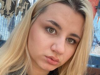 naughty cam girl fingering shaved pussy BarbaraWellsmith