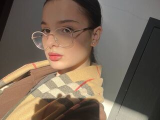 cam girl playing with vibrator BarberaMatejek