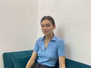 naked camgirl masturbating with dildo BernettaStupp