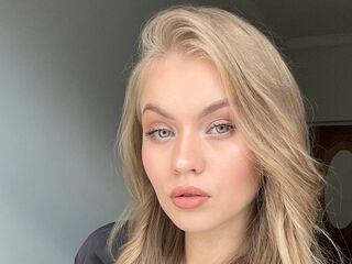 naked camgirl masturbating with vibrator ElaraBrooks