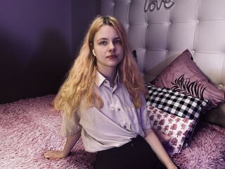 camgirl masturbating with dildo EleanorCain