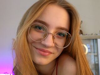 topless camgirl ElwynaAldis