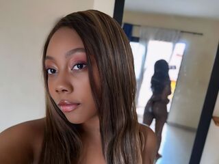 camgirl playing with vibrator IsaBonita