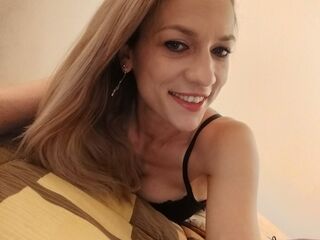 camgirl fingering bald pussy IsaaBella