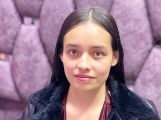 naked camgirl masturbating with vibrator IssaMontenegro