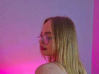 cam girl playing with vibrator KamillaRezotti