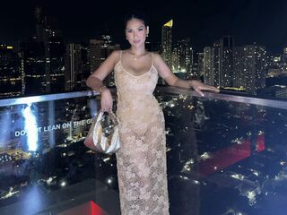 beautiful webcamgirl LindaBaze