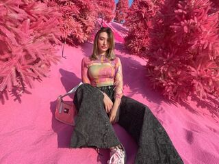 beautiful girl cam LouveniaPranger