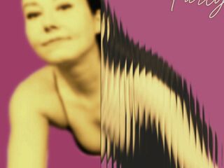 naked girl with webcam masturbating with sextoy LucyLevatto