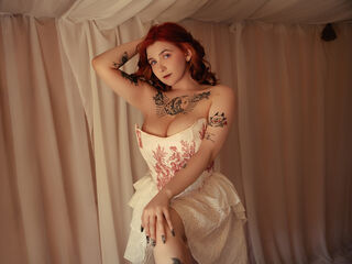 naughty cam girl fingering shaved pussy MelanieStoyn